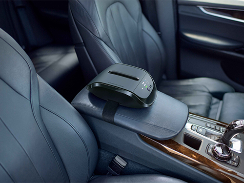 「アトモスフィア　ドライブ車用空気清浄機」（取り付けは、ヘッドレストやアームレストに簡単に設置できる）